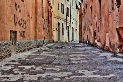 13955121-narrow-alley-in-the-old-town--dirty-street-in-the-decadent-old-town--urban-decay